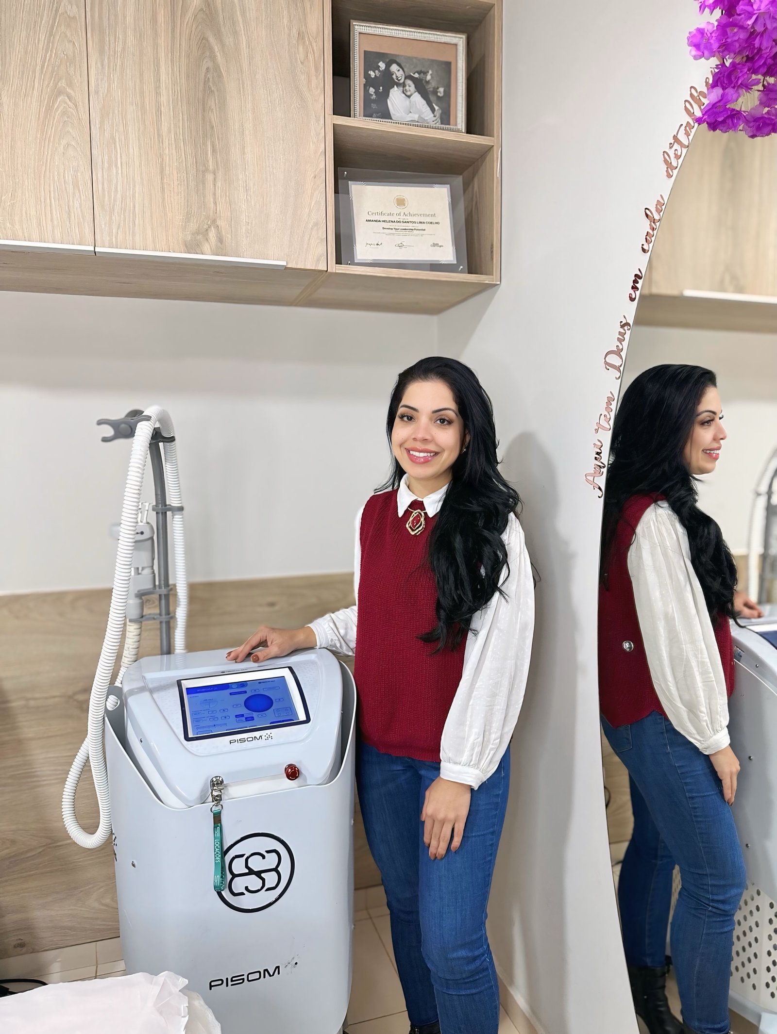 Amanda Helena ao lado de um equipamento da clínica